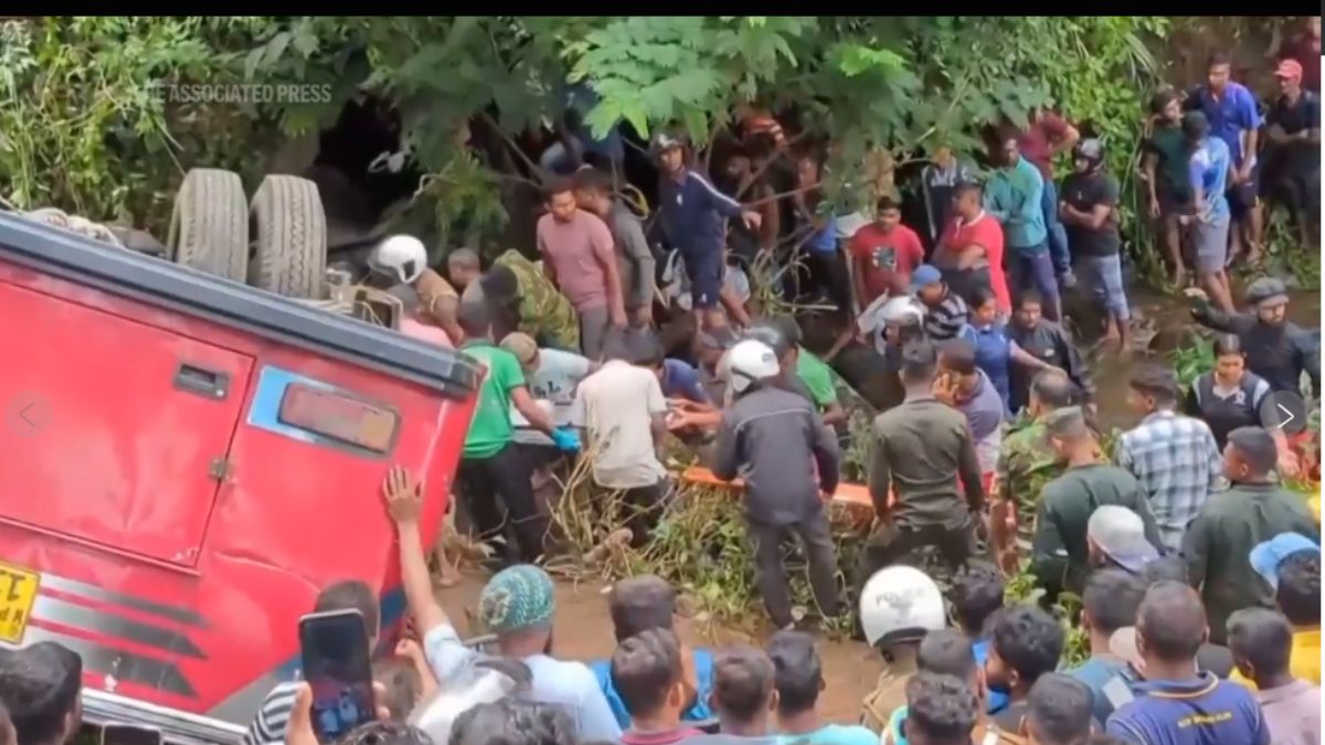 श्रीलंका में चाय की पहाड़ियों से खाई में गिरी बस, 21 लोगों की मौत